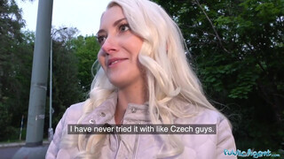 Helena Moeller a cseh turista kisasszony meglovagolja a pornó ügynök farkát - Pornoflix