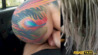 Hippi kitetovált perverz fiatal csajok análba kefélve a taxiban - Pornoflix