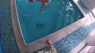 Kitetovált tinédzser világos szőke karcsú orosz fiatal csaj a medencénél dug - Pornoflix
