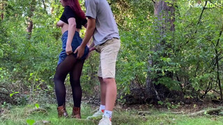 Amatőr tinédzser fiatal barinő az erdőben szexel a pasijával - Pornoflix
