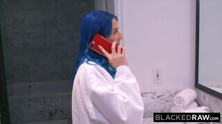 Jewelz Blu a kék hajú csöcsös picsa hotelba kefélteti magát - Pornoflix