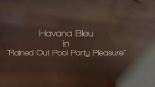 Havana Bleu a tinédzser fiatal háziasszony várja a óriási farkat - Pornoflix