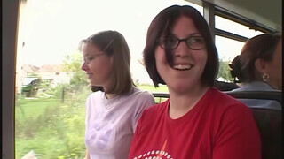 Laura Lion a gigantikus csöcsű tini spiné ánuszát a buszon döngetik az utasok előtt - Pornoflix