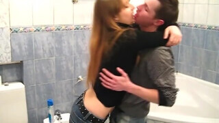 Beindult amatőr 18 éves tinédzser pár a fürdőben reszel - Pornoflix