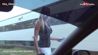 Tini német mami leszívatva és meghágva a kocsinál a szabadban - Pornoflix