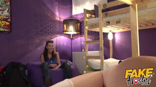 Három lesbi tinédzser csajszika kényezteti egymást a hotel szobában - Pornoflix