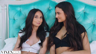 Ariana Marie a tinédzser suna és a latina csaja Eliza Ibarra édeshármasban szexel - Pornoflix