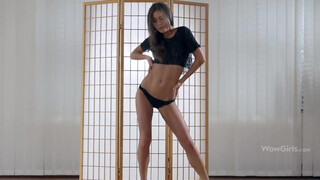 Guerlain a tinédzser orosz gádzsi izgató vetkőzése és táncolása - Pornoflix