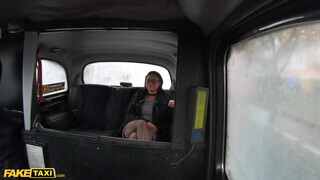 Klaudia Diamond a gigászi tőgyes tinédzser picsa élvezettel hancúrozik a taxiban