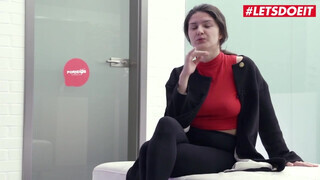 Francesca Di Caprio a fullos orosz tinédzser bige keményen fenékbe rakva - Pornoflix