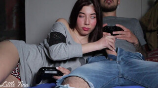 Gamer pipi játék közben orálozza a pasiját és kufirconlak egy jót - Pornoflix