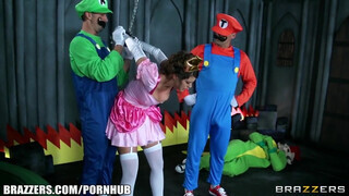 Szuper Mario és Luigi leteszteli a gigantikus keblű hercegnőt mielőtt megmentené - Pornoflix