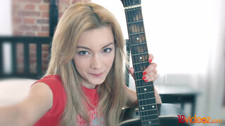 A csinos tini orosz tinédzser leányzó Sonya Sweet popója megkettyintve - Pornoflix