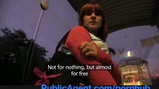 Lucy Bell a vörös hajú tinédzser nőci a buszmegállóban dug egy kicsike pénzért - Pornoflix