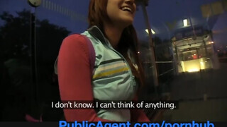 Lucy Bell a vörös hajú tinédzser nőci a buszmegállóban dug egy kicsike pénzért - Pornoflix