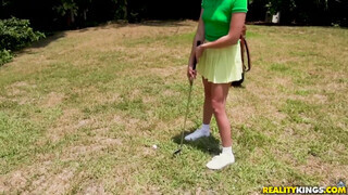 Zelda Morrison a golfos világos szőke edzés után megkívánja a fickó farkát - Pornoflix