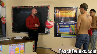 Tini diák srácok és a tanár rúdja - Pornoflix
