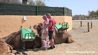 Gigantikus tőgyes arab lány szexe a sivatagban - Pornoflix
