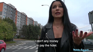 Ania Kinski a vonzó méretes keblű milf kamatyol a pornó ügynökkel - Pornoflix