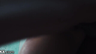 Haley Reed mélytorkosan kényeztet a tusolóban egy nagyméretű fekete brét - Pornoflix