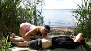 Amatőr tinédzser pár a tóparton kúr a nádasban - Pornoflix