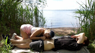 Amatőr tinédzser pár a tóparton kúr a nádasban