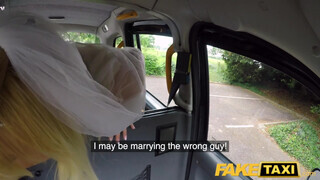 Tara Spades a szajha menyasszony a taxissal kúr a hátsó ülésen - Pornoflix