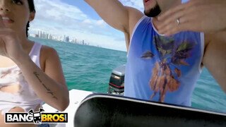 Vanessa Sky a fullos kubai csaj egy jó szeretkezik a hajón a megmentőjével - Pornoflix