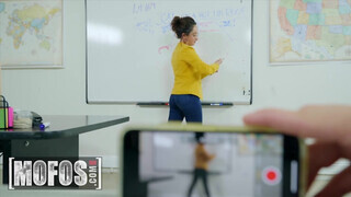 Isabella Nice a tinédzser kéjhölgy tanítónéni a diák manussal reszel - Pornoflix