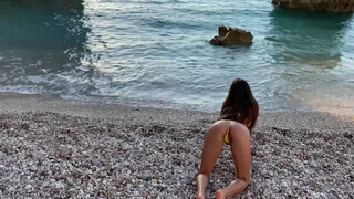 Barinő borotvált kicsike lyuka megkamatyolva a tengerparton - Pornoflix