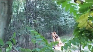 Olasz háziasszony az erdőben kufircol a férjével és egy másik pacákkal - Pornoflix