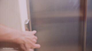 Elizabeth T a izgató fehérneműs kicsike tőgyes spiné liftben peckezik - Pornoflix