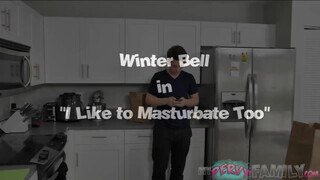 Winter Bell a szöszi pici kannás kéjnő rámarkol a nevelő tesója keményen álló faszára - Pornoflix