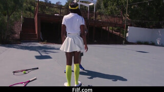 Ana Foxxx a formás karcsú színes bőrű fiatalasszony hátsó lyukát a tenisz edző bassza - Pornoflix