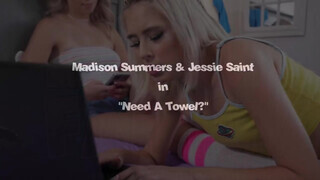 Jessie Saint és Madison Summers a pici mellű szöszi lánytesók édeshármasban pajzánkodnak - Pornoflix