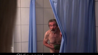 Az öreget a zuhanyzó alól szedi ki a tinicsaj - Pornoflix