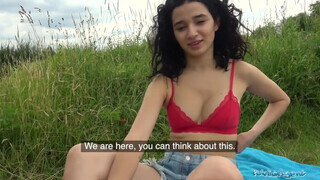Mia Navarro a izgató pici csöcsű latina kisasszony pénzért közösül a réten - Pornoflix