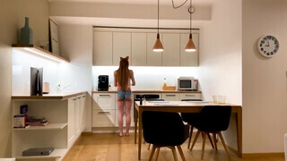 Mia Bandini a tinédzser karcsú orosz kisasszony a konyhában popsiba rakva - Pornoflix
