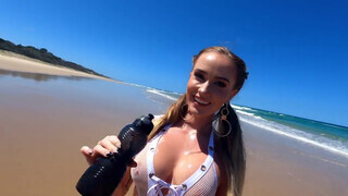 Tini méretes keblű szöszi amatőr barinő a tengerparton fenékbe reszelve - Pornoflix