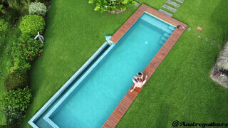 Amatőr tini pár a medence mellett kúr a szabadban
