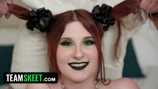 Csöcsös perverz gigászi kannás goth tinédzser lány brutális szexet kedveli - Pornoflix