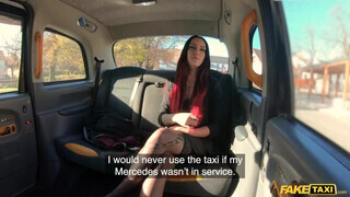 Tetkós pici csöcsű bombázó fiatal kisasszony bekapja a taxis faszát - Pornoflix
