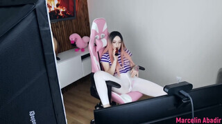 Gamer szuka popó videója ahol a palija popsiba rakja - Pornoflix