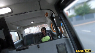 Ebony Mystique az óriás csöcsű fekete milf kedvet kapott egy baszáshoz a taxissal - Pornoflix