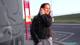 A buszmegállóban szólítja le a csajszikát a pali - Pornoflix