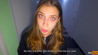 Tinédzser kishölgy lecumiztatva és meghágva a lépcsőházban - Pornoflix