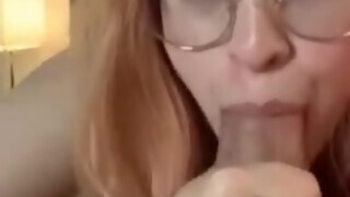 Szemüveges amatőr csöcsös szuka falloszt szop - Pornoflix