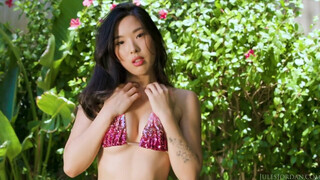 Elle Lee a pici cickós ázsiai tinédzser bige megkettyintve a medence parton - Pornoflix