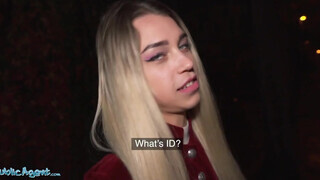 Elena Vedem a 19 éves tinédzser csajszi benne van a dugásban - Pornoflix