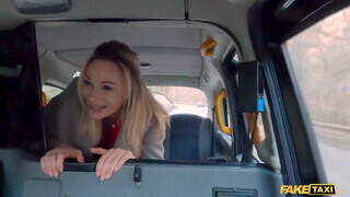 Katrina King a mutatós orosz milf megkívánta a taxis kíméletlen faszát - Pornoflix